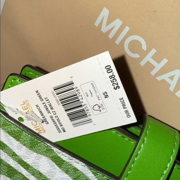 Michael Kors Wallet Greenwich
Signature Logo Jungle
Green Zebra Print - Picture 7 of 7